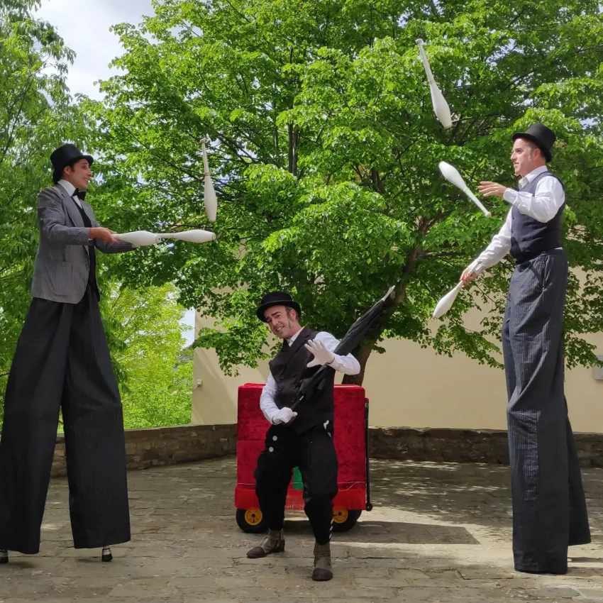 ELEGANTS PASSING